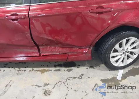 2022 Toyota Camry Le z USA, uszkodzony, nr VIN 4T1C11AK1NU675092